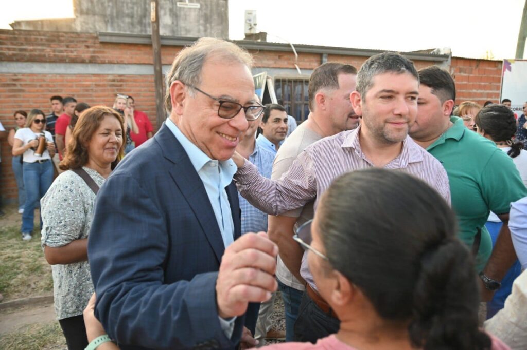 El intendente Tassano junto a vecinos del barrio San Marcelo